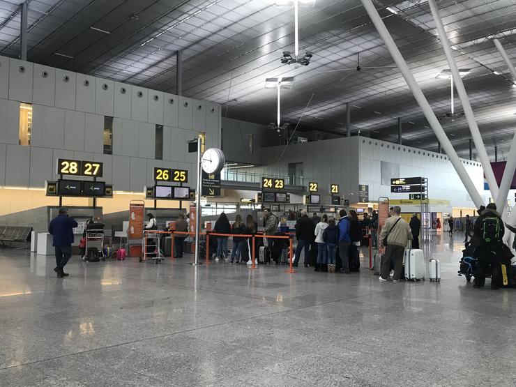 Cola de facturación no Aeroporto de Santiago 