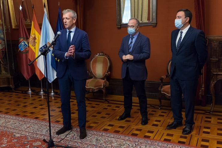 O vicepresidente da Xunta, Alfonso Rueda, na súa comparecencia, xunto co alcalde de Santiago e o presidente da Deputación da Coruña.. Xunta de Galicia / Europa Press