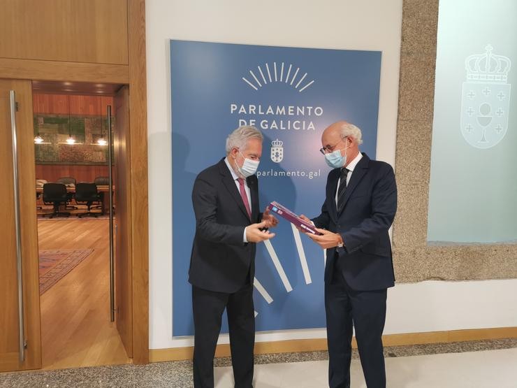 O presidente do Parlamento de Galicia, Miguel Anxo Santalices, recibe ao fiscal superior de Galicia, Fernando Suanzes, que lle entrega a Memoria Anual de 2019. 