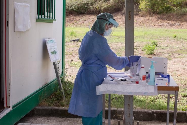 Unha sanitaria prepara probas PCR en Monforte de Lemos (Lugo), onde hai 28 infectados por Covid19 nun edificio, o 20 de agosto de 2020.. Carlos Castro - Europa Press - Arquivo 