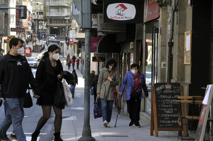 Veciños de Ourense camiñan por unha das rúas do barrio do Couto o mesmo día no que prohibiron as reunións entre non convivientes  / EP