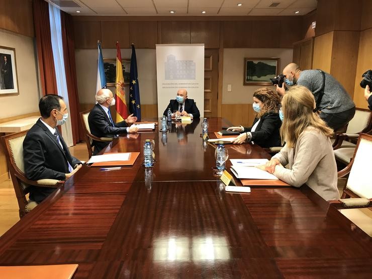 O delegado do Goberno, Javier Losada, e o fiscal superior de Galicia, Fernando Suanzes, manteñen unha reunión sobre a ocupación ilegal de inmobles. DELEGACIÓN DO GOBERNO 