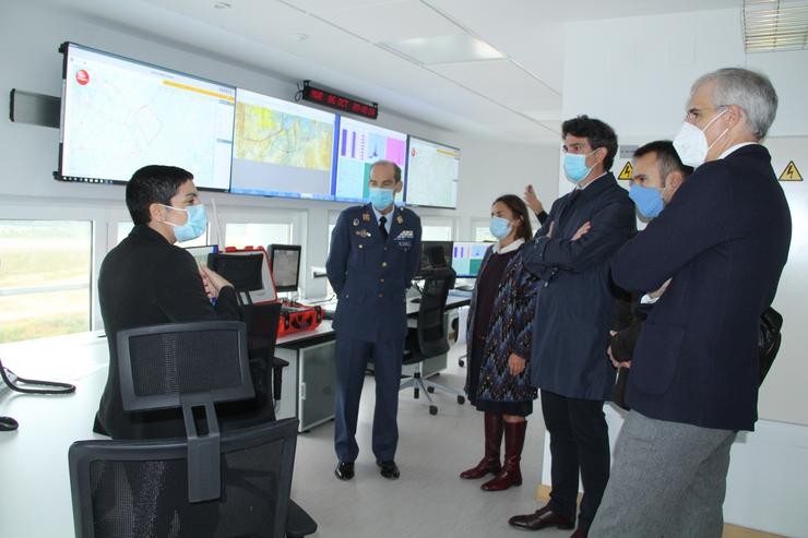 O conselleiro de Economía, Francisco Conde, e o director xeral do Instituto Nacional de Técnica Aeroespacial (Inta), José María Salom, visitan o aeródromo de Rozas / Xunta de Galicia.