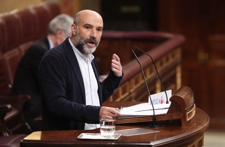 O deputado do Bloque Nacionalista Galego (BNG), Néstor Rego, intervén desde a tribuna nunha sesión plenaria no Congreso.. EUROPA PRESS