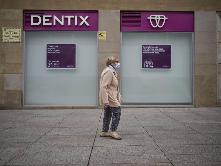 Unha muller paseas enfronte dunha clínica. Eduardo Sanz - Europa Press - Arquivo 