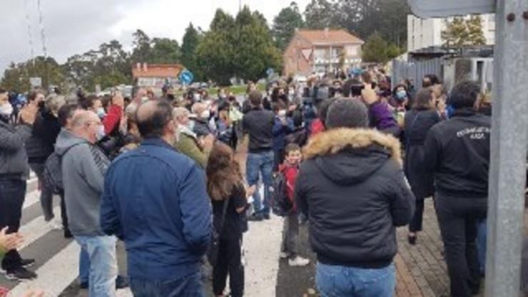 Concentración en apoio á exdirectora do CEIP Luís Seoane de Oleiros. ANPA LUÍS SEOANE / Europa Press