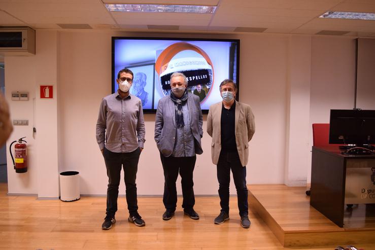 O deputado de Cultura Xurxo Couto, xunto ao escritor Antonio Tizón e o director Aser Álvarez, na presentación do proxecto multimedia 