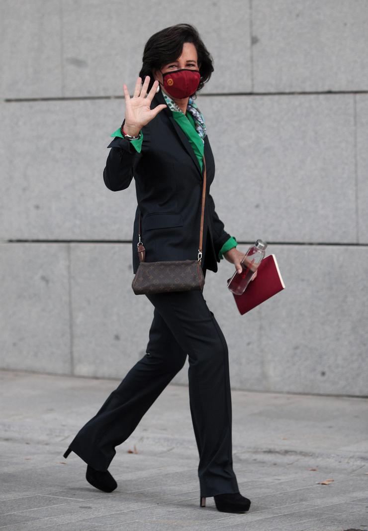 A presidenta do banco Santander, Ana Patricia Botín, saúda á súa chegada á Audiencia Nacional.. Eduardo Parra - Europa Press / Europa Press