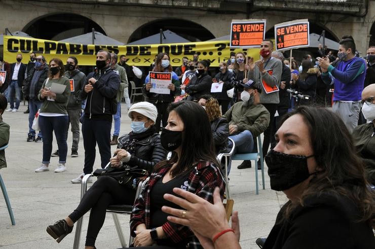 Manifestantes protestan durante unha concentración convocada por AROU (Asociación de Restaurantes de Ourense) un día antes do confinamento da cidade debido ao incremento de casos de Covid-19, en Ourense, Galicia (España) a 8 de outubro de 2020.. Rosa Veiga - Europa Press 