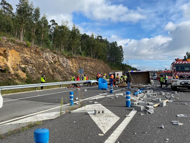 Accidente na Pobra do Caramiñal dun camión que transportaba bloques de cemento. CEDIDA (HELICO SANTIAGO) / Europa Press