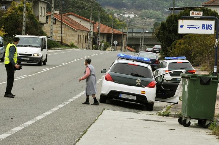 Un axente da Garda Civil nun control policial na entrada á cidade de Ourense. Rosa Veiga - Europa Press 
