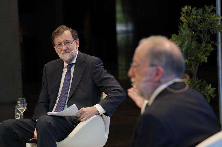 O expresidente do Goberno, Mariano Rajoy (i); e o politólogo, columnista e ex vicepresidente da Xunta, Xosé Luís Barreiro Rivas, durante o debate "Diálogo sobre o futuro" organizado pola Fundación Empresa Universidade Galega (FEUGA), en Santiag. Álvaro Ballesteros - Europa Press / Europa Press
