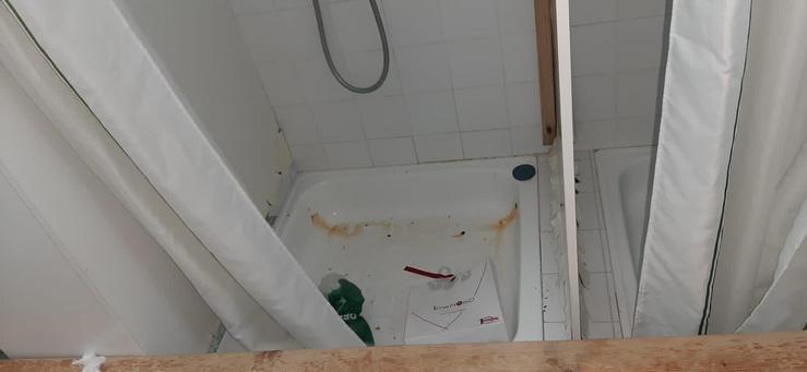 Así están os baños da residencia de Salvaterra, intervida pola Xunta 