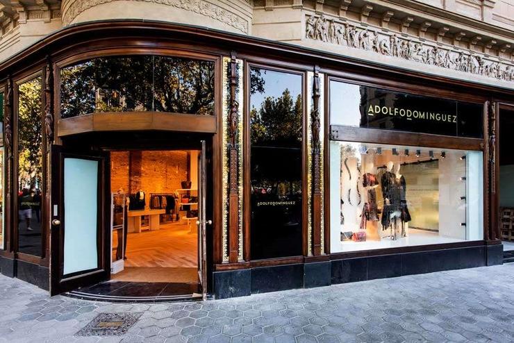 Adolfo Domínguez reabre a primeira Flagship do seu negocio comercial / EP