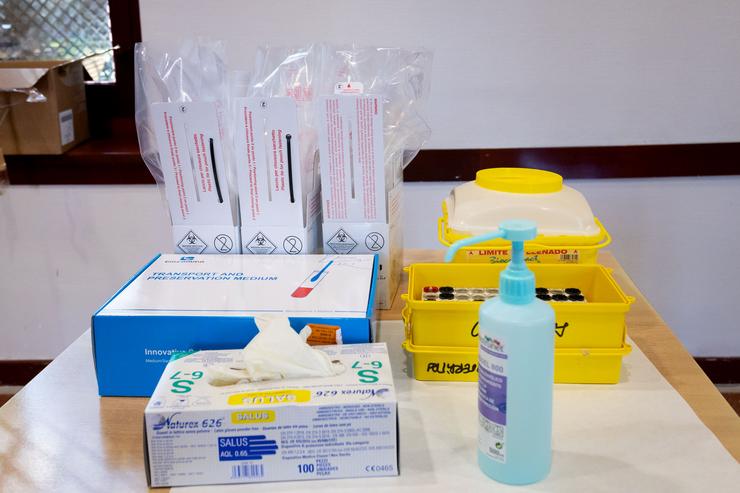 Material e hisopos para realizar probas PCR. CONCELLO DE ZARAGOZA / MIGUEL G. GARCÍA