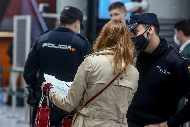 Unha viaxeira mostra a súa documentación a un axente da Policía Nacional na estación de tren Madrid-Porta de Atocha,.. Ricardo Rubio - Europa Press / Europa Press
