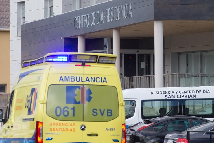 Unha ambulancia acode á residencia de anciáns de San Cibrao onde se orixinou un brote de Covid-19, en San Cibrao.. Carlos Castro - Europa Press 