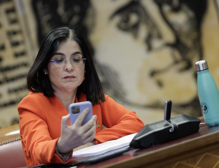 A ministra de Política Territorial e Función Pública, Carolina Darias, mira o seu móbil durante a súa comparecencia na comisión de Entidades locais do Senado, en Madrid (España), a 18 de xuño de 2020.. Eduardo Parra - Europa Press - Arquivo / Europa Press