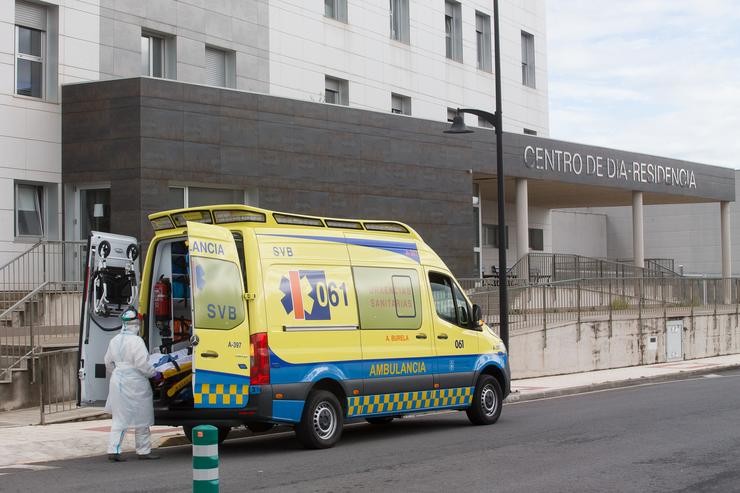 Un traballador sanitario totalmente protexido acode nunha ambulancia á residencia de anciáns de San Cibrao onde se orixinou un brote de Covid-19.. Carlos Castro - Europa Press 