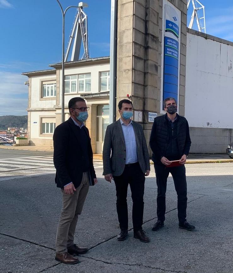 O secretario xeral do PSdeG, Gonzalo Caballero, xunto ao alcalde de Ferrol, Ángel Mato, e o deputado Martín Seco, ante as instalacións de Navantia 