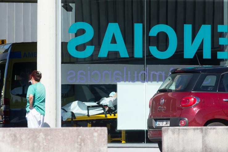 Un paciente con Covid-19 é trasladado ao Hospital de Lugo.. Carlos Castro - Europa Press - Arquivo