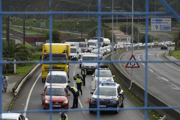 Varios axentes de Policía Nacional realizan un control de mobilidade na parroquia do Castiñeiriño (Santiago de Compostela), na entrada e saída Santiago cara a Ourense, Galicia (España), a 3 de novembro de 2020. A Xunta ordenou o venres 30 de out. Álvaro Ballesteros - Europa Press 