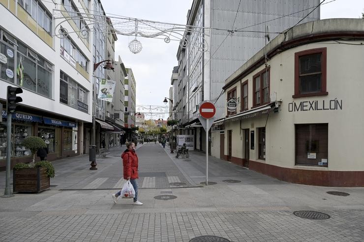 Unha persoa camiña por unha das rúas de Bergantiños o día da entrada en vigor de novas medidas e do peche perimetral do municipio debido á crise do Covid-19, en Bergantiños, A Coruña, Galicia, (España), a 14 de novembro de 2020. Este e ou. M. Dylan - Europa Press 