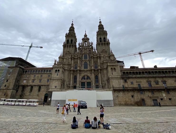 Algúns peregrinos e turistas ante a Catedral de Santiago, na Praza do Obradoiro.. EUROPA PRESS - Arquivo 