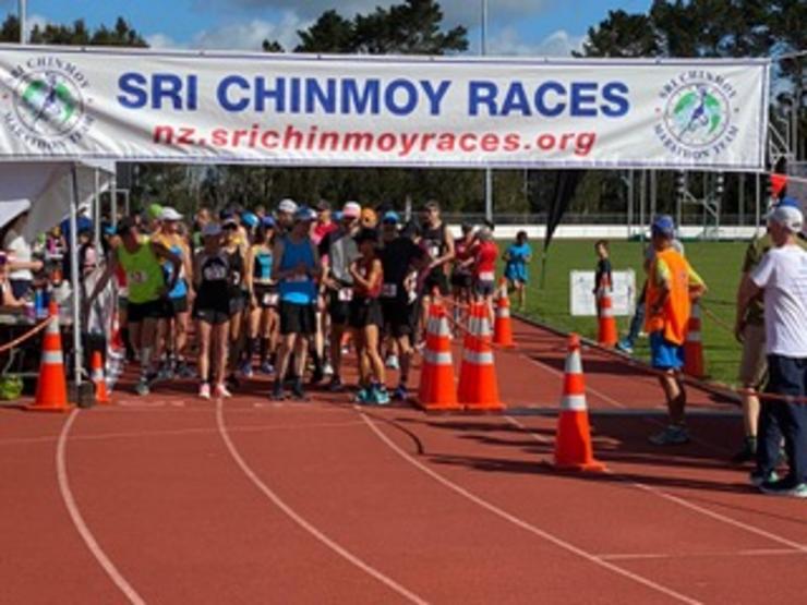 Maite Rojo no inicio da ultramarathon Sri Chinmoy en Nova Zelandia 