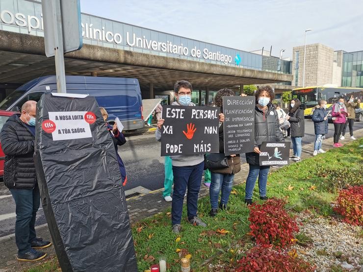 Protesta dos profesionais sanitarios da UCI de Adultos do Hospital Clínico de Santiago de Compostela. / Europa Press