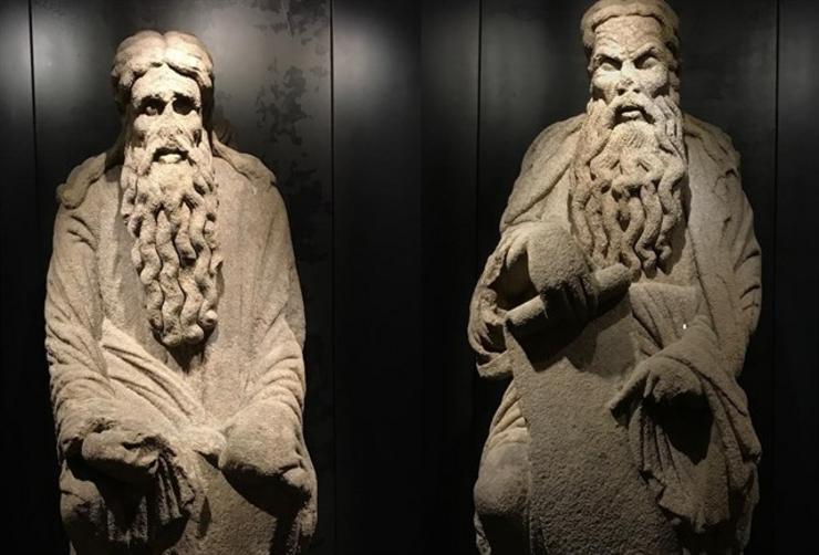 Estatuas de Isaac e Abraham, obras do Mestre Mateo, expostas en Santiago de Compostela 