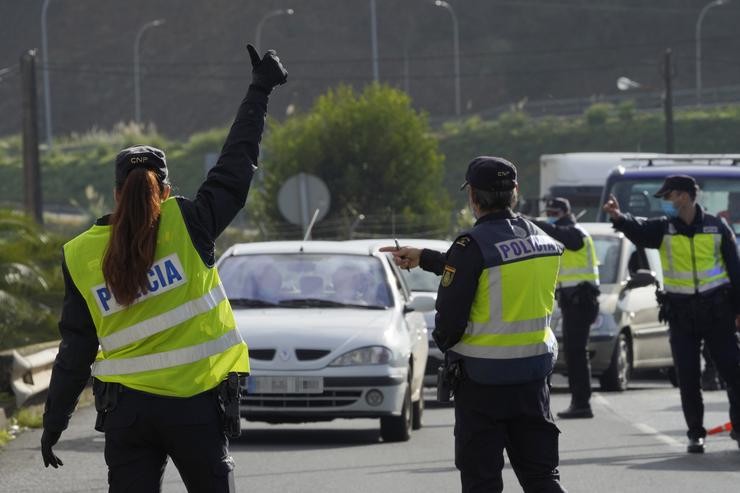 Varios axentes de Policía Nacional dan o alto a un vehículo nun control de mobilidade na parroquia do Castiñeiriño (Santiago de Compostela), na entrada e saída Santiago cara a Ourense 