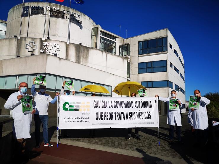 Concentración convocada por CESM diante da sede do Sergas en Santiago.. CESM / Europa Press