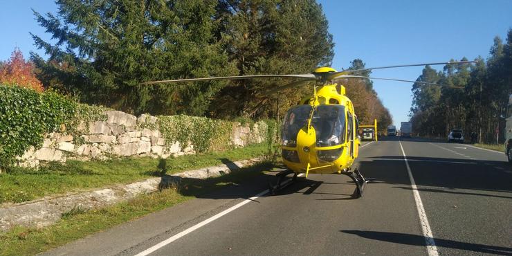 Helicóptero do 061, no lugar do accidente en Agolada / @HelicoSantiago.