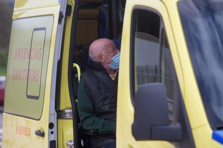 Un ancián permanece dentro dunha ambulancia tras ser trasladado da residencia de San Cibrao onde se orixinou un brote de covid-19 