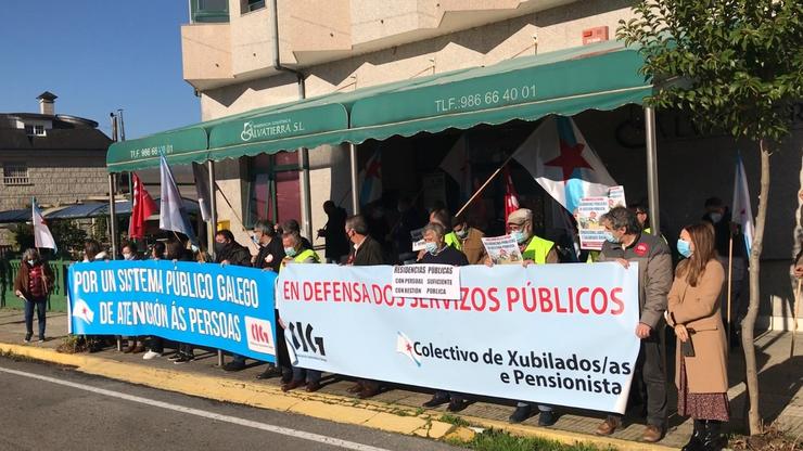 Concentración de delegados da CIG ante a residencia de maiores de Salvaterra para esixir depurar responsabilidades polo "contaxio masivo" de usuarios e traballadores do centro / CIG.