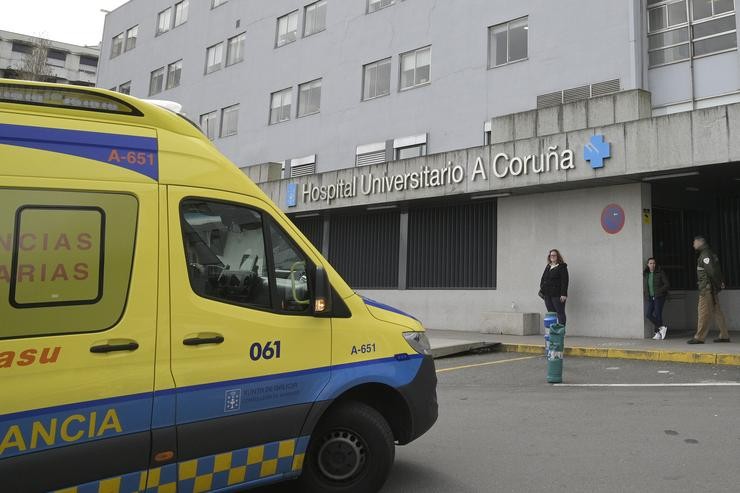 Unha ambulancia na entrada do Complexo Hospitalario Universitario A Coruña, onde un paciente procedente de Madrid está illado por coronavirus, na Coruña/Galicia (España) a 4 de marzo de 2020.. M. Dylan - Europa Press - Arquivo / Europa Press