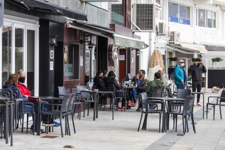 Comensais gozan na terraza dun establecemento aberto en Sanxenxo, Pontevedra, a 7 de novembro. Beatriz Ciscar - Europa Press 