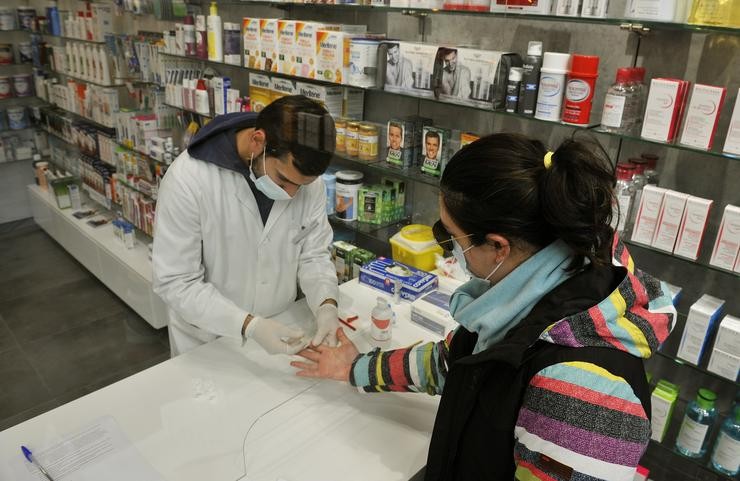Un farmacéutico realiza unha proba serolóxica de Covid-19 na Farmacia Mónica Muradas, no Carballiño / Rosa Veiga - Europa Press / Europa Press