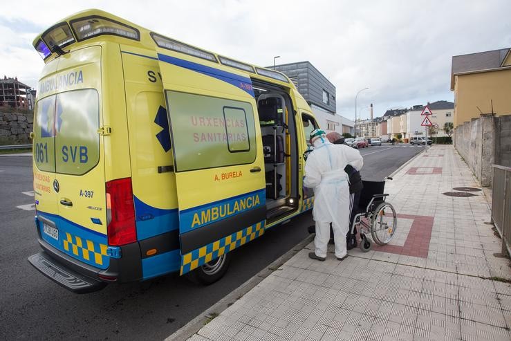 Un traballador sanitario totalmente protexido axuda a subir á ambulancia a un ancián da residencia de anciáns de San Cibrao onde se orixinou un brote de Covid-19, en San Cibrao, Lugo, Galicia, (España), a 9 de novembro de 2020. No centro l. Carlos Castro - Europa Press 