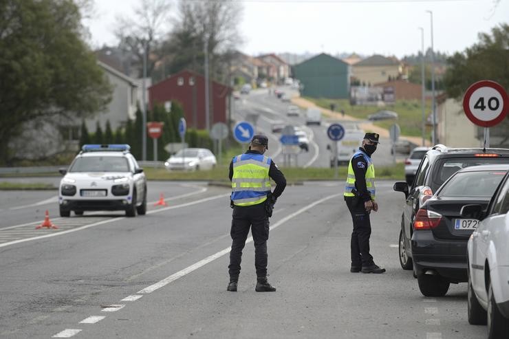 Control de policía nunha estrada de Bergantiños o día da entrada en vigor de novas medidas e do peche perimetral do municipio debido á crise do Covid-19, en Bergantiños, A Coruña, Galicia, (España), a 14 de novembro de 2020. Este e outros. M. Dylan - Europa Press 