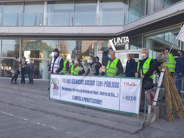 Concentración en protesta pola situación das residencias de maiores, convocada por TREGA, MODEPEN e a plataforma REDE, de familiares de usuarios de centros xeriátricos, ante a delegación territorial da Xunta en Vigo.