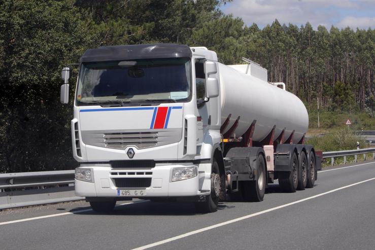 Un camión circula pola estrada.. XUNTA - Arquivo / Europa Press