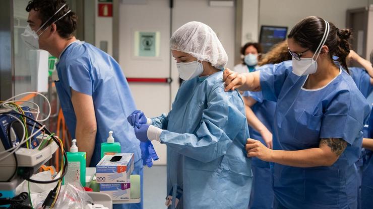 Profesionais sanitarios traballando nun hospital. FRANCISCO HAVIA