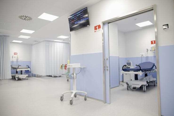 Un monitor situado fronte ao control de Enfermaría reflicte as constantes vitais de todos os pacientes ingresados en Urxencias. HOSPITAL POVISA / Europa Press