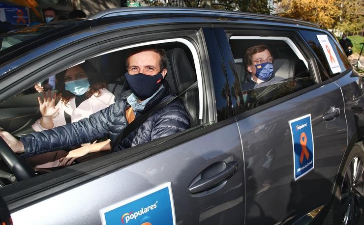 O presidente do PP, Pablo Casado, conduce un coche acompañado da presidenta da Comunidade de Madrid, Isabel Díaz Ayuso, e o alcalde de Madrid, José Luís Martínez-Almeida, durante unha manifestación de vehículos en apoio á educación concertada. Eduardo Parra - Europa Press 