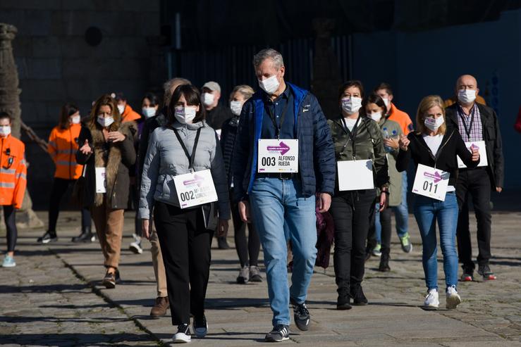 A conselleira de Emprego e Igualdade, María Jesús Lorenzana, e o vicepresidente primeiro da Xunta, Alfonso Rueda, encabezan a camiñada 'Camiño ao Respecto' contra a violencia machista en Santiago de Compostela.. XUNTA 