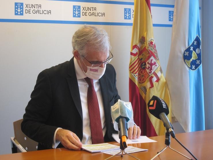 O vicepresidente económico da Xunta, Francisco Conde, comparece ante os medios tras participar na mesa da automoción 