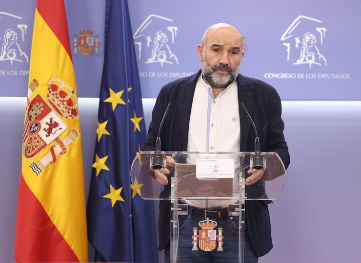 O portavoz do BNG no Congreso, Néstor Rego, intervén durante unha rolda de prensa no Congreso. EUROPA PRESS