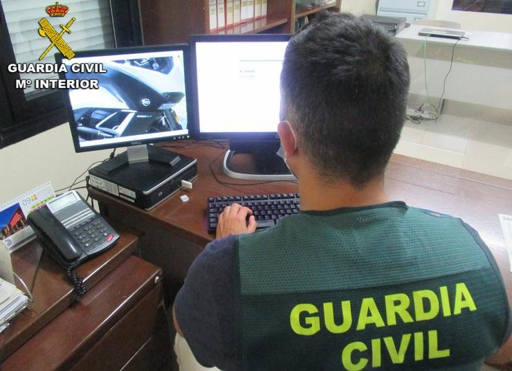 Investigación de delito . GARDA CIVIL - Arquivo